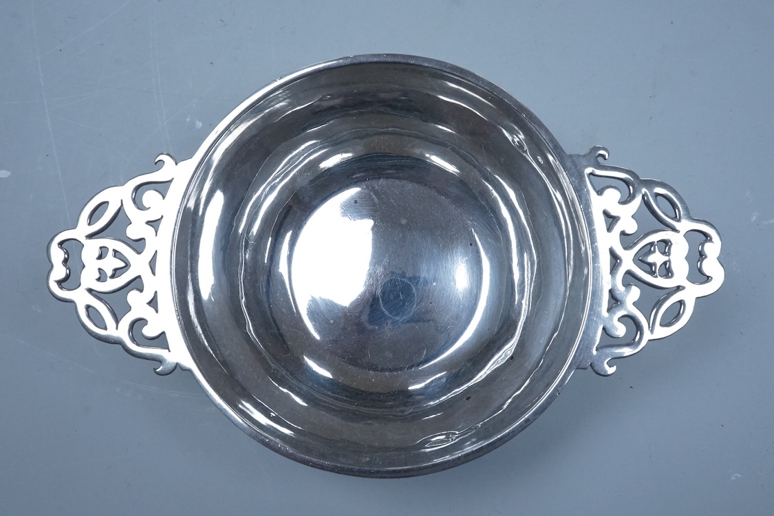 An Edwardian silver quaich, by Stokes & Ireland, Chester, 1909, 15.7cm over handles, 3.1oz.
